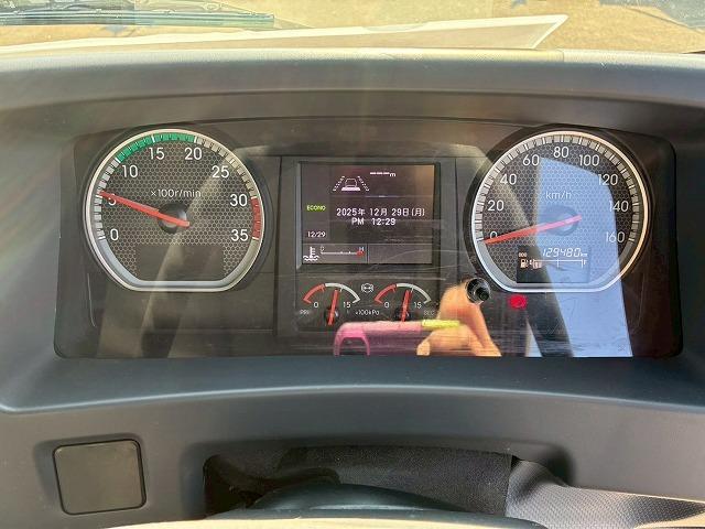 フォワード 　保証対象車両　車検整備付　Ｈ２９年式　いすゞ　アルミウイング　６２００　フルワイド　フルキャブ　ベッド付き　後輪エアサス　２４０馬力　６速　ＭＴ　マニュアル　４ｔ　８ｔ　中型　バン　箱車（34枚目）