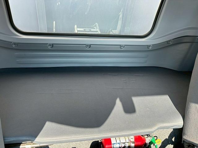 フォワード 　保証対象車両　車検整備付　Ｈ２９年式　いすゞ　アルミウイング　６２００　フルワイド　フルキャブ　ベッド付き　後輪エアサス　２４０馬力　６速　ＭＴ　マニュアル　４ｔ　８ｔ　中型　バン　箱車（43枚目）