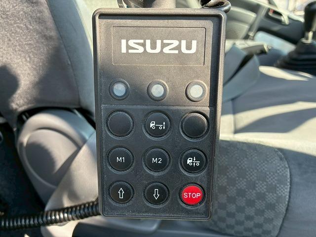 フォワード 　保証対象車両　車検整備付　Ｈ２９年式　いすゞ　アルミウイング　６２００　フルワイド　フルキャブ　ベッド付き　後輪エアサス　２４０馬力　６速　ＭＴ　マニュアル　４ｔ　８ｔ　中型　バン　箱車（45枚目）