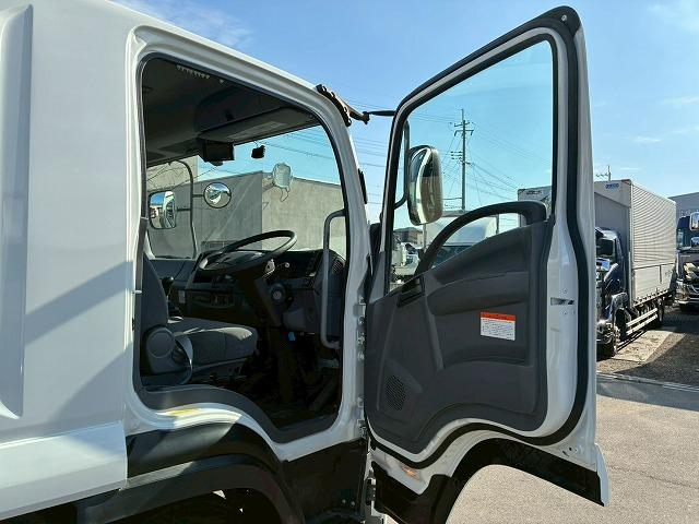 フォワード 　保証対象車両　車検整備付　Ｈ２９年式　いすゞ　アルミウイング　６２００　フルワイド　フルキャブ　ベッド付き　後輪エアサス　２４０馬力　６速　ＭＴ　マニュアル　４ｔ　８ｔ　中型　バン　箱車（46枚目）