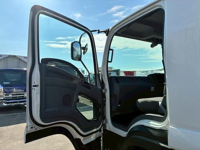 フォワード 　保証対象車両　車検整備付　Ｈ２９年式　いすゞ　アルミウイング　６２００　フルワイド　フルキャブ　ベッド付き　後輪エアサス　２４０馬力　６速　ＭＴ　マニュアル　４ｔ　８ｔ　中型　バン　箱車（47枚目）