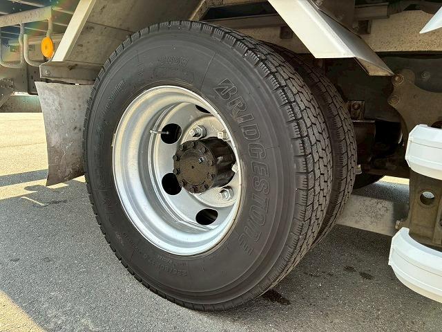 フォワード 　保証対象車両　車検整備付　Ｈ２９年式　いすゞ　アルミウイング　６２００　フルワイド　フルキャブ　ベッド付き　後輪エアサス　２４０馬力　６速　ＭＴ　マニュアル　４ｔ　８ｔ　中型　バン　箱車（51枚目）