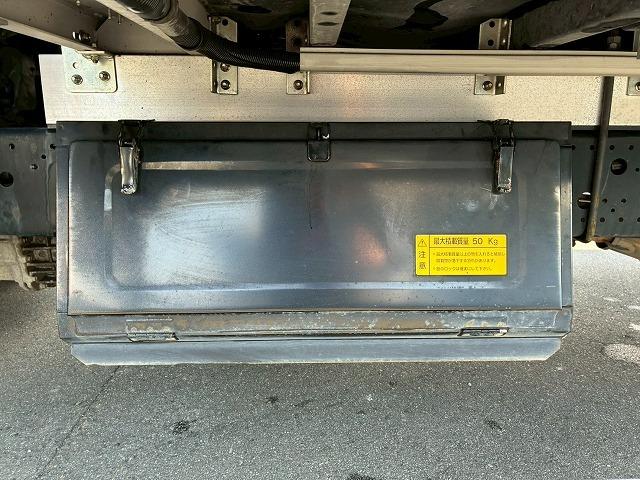 フォワード 　保証対象車両　車検整備付　Ｈ２９年式　いすゞ　アルミウイング　６２００　フルワイド　フルキャブ　ベッド付き　後輪エアサス　２４０馬力　６速　ＭＴ　マニュアル　４ｔ　８ｔ　中型　バン　箱車（65枚目）