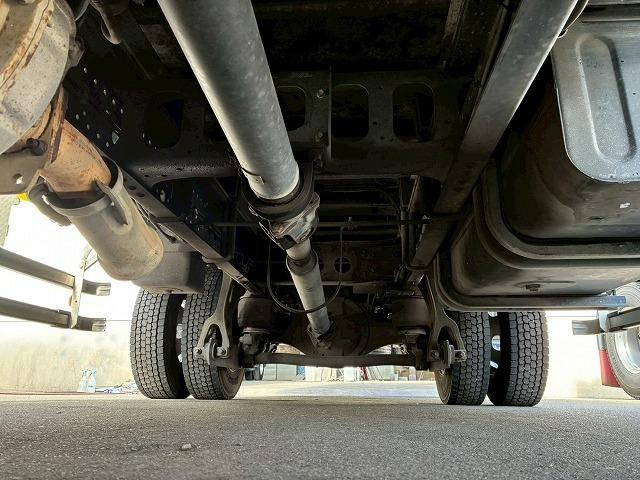 フォワード 　保証対象車両　車検整備付　Ｈ２９年式　いすゞ　アルミウイング　６２００　フルワイド　フルキャブ　ベッド付き　後輪エアサス　２４０馬力　６速　ＭＴ　マニュアル　４ｔ　８ｔ　中型　バン　箱車（72枚目）