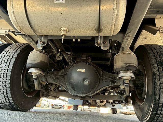 フォワード 　保証対象車両　車検整備付　Ｈ２９年式　いすゞ　アルミウイング　６２００　フルワイド　フルキャブ　ベッド付き　後輪エアサス　２４０馬力　６速　ＭＴ　マニュアル　４ｔ　８ｔ　中型　バン　箱車（74枚目）