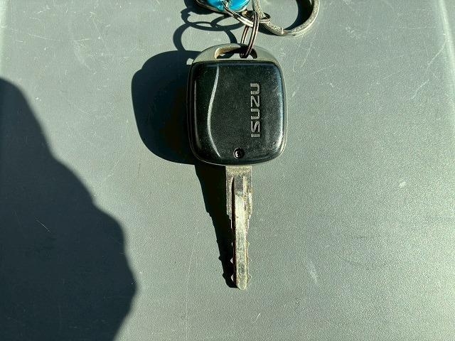 フォワード 　保証対象車両　車検整備付　Ｈ２９年式　いすゞ　アルミウイング　６２００　フルワイド　フルキャブ　ベッド付き　後輪エアサス　２４０馬力　６速　ＭＴ　マニュアル　４ｔ　８ｔ　中型　バン　箱車（77枚目）