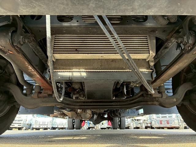 フォワード 　保証対象車両　車検整備付　令和８年７月迄　Ｒ１年式　アルミウイング　ワンオーナー　フルキャブ　ベッド付き　６２００　標準幅　日本フルハーフ　背高　２１０馬力　６速　ＭＴ　マニュアル　４ｔ（68枚目）