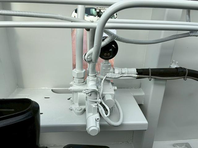 フォワード 　保証対象車両　Ｈ２８年式　いすゞ　セルフローダー　ショートキャブ　ベッドレス　ハイジャッキ　ロングジャッキ　四国車体　アピトン　アルミブロック　２４０馬力　６速　ＭＴ　マニュアル　４ｔ　８ｔ　中型（68枚目）