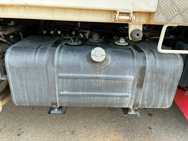 デュトロ 　保証対象車両　車検整備付　令和８年８月迄　Ｒ５年式　日野　ダンプ　ワンオーナー　４ナンバー　極東開発工業　全低床　フルフラットロー　１５０馬力　６速　ＭＴ　マニュアル　５トン限定・準中型免許　２ｔ（68枚目）