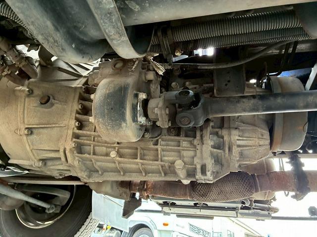 フォワード 　車検整備付　令和９年１月迄　Ｈ３１年式　いすゞ　脱着装置付コンテナ専用車　新明和工業　アームロール　ツインホイスト　リアジャッキ　コンテナ付　２１０馬力　６速　ＭＴ　マニュアル　４ｔ　８ｔ　中型（68枚目）