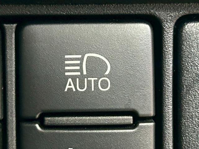ノア Ｓｉ　ダブルバイビー　（禁煙車）（後期型）（８人乗り）（黒半革シート）（両側パワスラ）（純正ＳＤナビ）（バックカメラ）（クルコン）（プリクラッシュセーフティ）（クリアランスソナー）（ビルトインＥＴＣ）（純正１８インチＡＷ）（11枚目）
