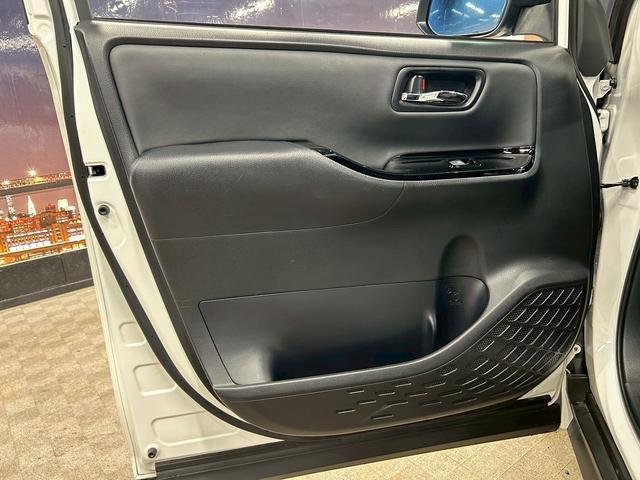 ノア Ｓｉ　ダブルバイビー　（禁煙車）（後期型）（８人乗り）（黒半革シート）（両側パワスラ）（純正ＳＤナビ）（バックカメラ）（クルコン）（プリクラッシュセーフティ）（クリアランスソナー）（ビルトインＥＴＣ）（純正１８インチＡＷ）（31枚目）