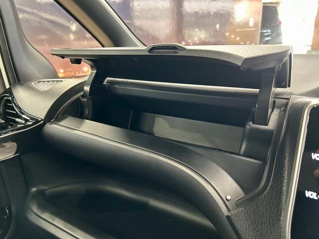 ノア Ｓｉ　ダブルバイビー　（禁煙車）（後期型）（８人乗り）（黒半革シート）（両側パワスラ）（純正ＳＤナビ）（バックカメラ）（クルコン）（プリクラッシュセーフティ）（クリアランスソナー）（ビルトインＥＴＣ）（純正１８インチＡＷ）（35枚目）