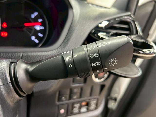 ノア Ｓｉ　ダブルバイビー　（禁煙車）（後期型）（８人乗り）（黒半革シート）（両側パワスラ）（純正ＳＤナビ）（バックカメラ）（クルコン）（プリクラッシュセーフティ）（クリアランスソナー）（ビルトインＥＴＣ）（純正１８インチＡＷ）（45枚目）