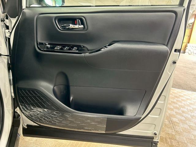 ノア Ｓｉ　ダブルバイビー　（禁煙車）（後期型）（８人乗り）（黒半革シート）（両側パワスラ）（純正ＳＤナビ）（バックカメラ）（クルコン）（プリクラッシュセーフティ）（クリアランスソナー）（ビルトインＥＴＣ）（純正１８インチＡＷ）（48枚目）