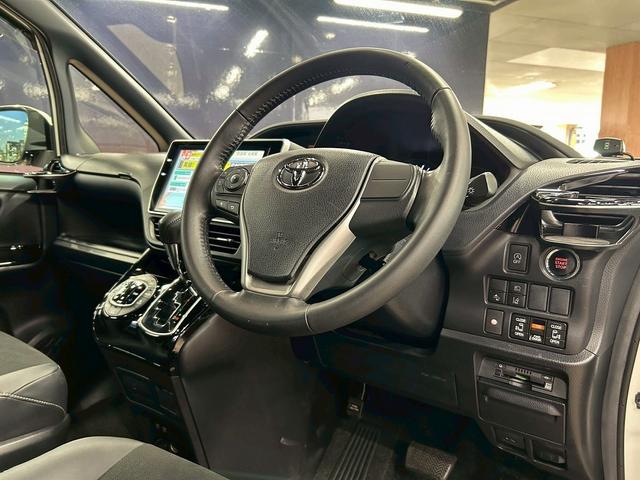ノア Ｓｉ　ダブルバイビー　（禁煙車）（後期型）（８人乗り）（黒半革シート）（両側パワスラ）（純正ＳＤナビ）（バックカメラ）（クルコン）（プリクラッシュセーフティ）（クリアランスソナー）（ビルトインＥＴＣ）（純正１８インチＡＷ）（50枚目）