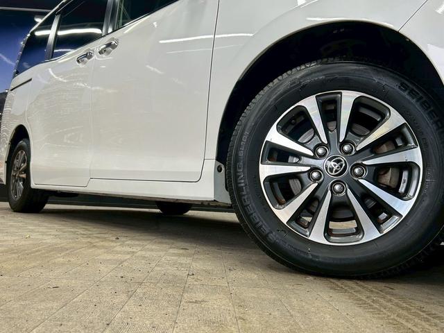 エスクァイア Ｇｉ　プレミアムパッケージ　トヨタセーフティセンス（禁煙車）（後期型）（黒半革シート）（純正フリップダウン）（両側パワースライド）（純正ＳＤナビ）（コーナーセンサー）（シートヒーター）（ビルトインＥＴＣ）（純正１５インチＡＷ）（20枚目）
