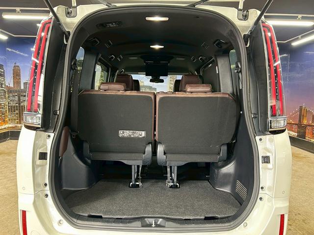 エスクァイア Ｇｉ　プレミアムパッケージ　トヨタセーフティセンス（禁煙車）（後期型）（黒半革シート）（純正フリップダウン）（両側パワースライド）（純正ＳＤナビ）（コーナーセンサー）（シートヒーター）（ビルトインＥＴＣ）（純正１５インチＡＷ）（21枚目）