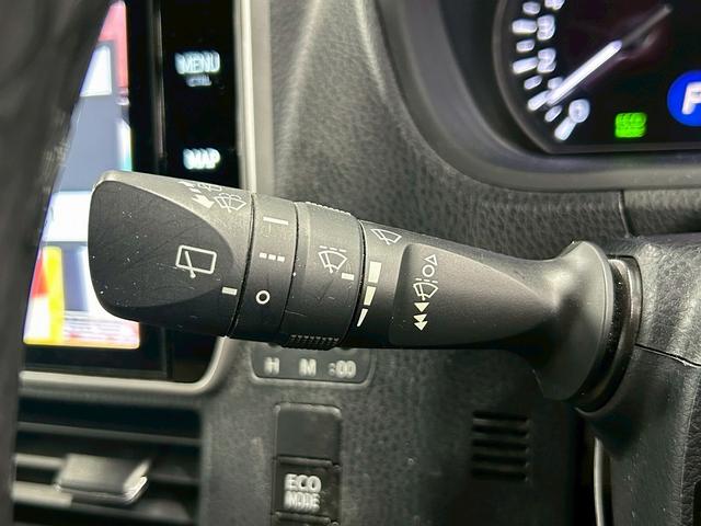 エスクァイア Ｇｉ　プレミアムパッケージ　トヨタセーフティセンス（禁煙車）（後期型）（黒半革シート）（純正フリップダウン）（両側パワースライド）（純正ＳＤナビ）（コーナーセンサー）（シートヒーター）（ビルトインＥＴＣ）（純正１５インチＡＷ）（32枚目）