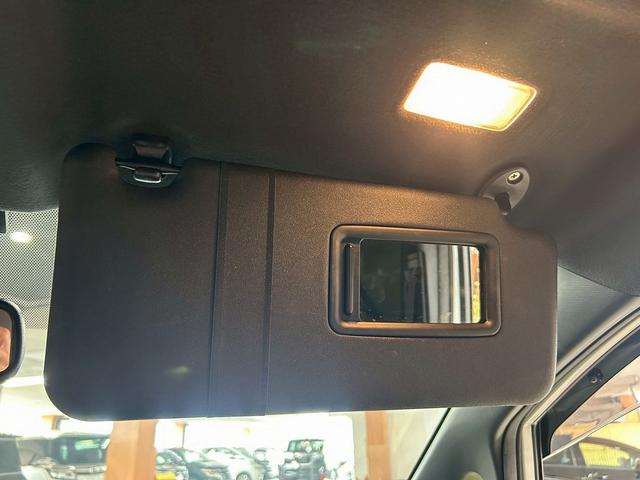 エスクァイア Ｇｉ　プレミアムパッケージ　トヨタセーフティセンス（禁煙車）（後期型）（黒半革シート）（純正フリップダウン）（両側パワースライド）（純正ＳＤナビ）（コーナーセンサー）（シートヒーター）（ビルトインＥＴＣ）（純正１５インチＡＷ）（39枚目）