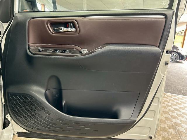 エスクァイア Ｇｉ　プレミアムパッケージ　トヨタセーフティセンス（禁煙車）（後期型）（黒半革シート）（純正フリップダウン）（両側パワースライド）（純正ＳＤナビ）（コーナーセンサー）（シートヒーター）（ビルトインＥＴＣ）（純正１５インチＡＷ）（45枚目）