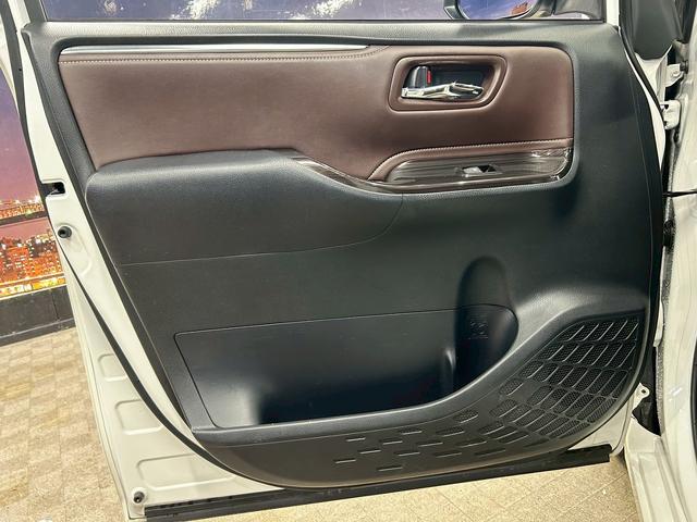 エスクァイア Ｇｉ　プレミアムパッケージ　トヨタセーフティセンス（禁煙車）（後期型）（黒半革シート）（純正フリップダウン）（両側パワースライド）（純正ＳＤナビ）（コーナーセンサー）（シートヒーター）（ビルトインＥＴＣ）（純正１５インチＡＷ）（59枚目）