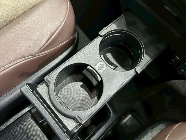 エスクァイア Ｇｉ　プレミアムパッケージ　トヨタセーフティセンス（禁煙車）（後期型）（黒半革シート）（純正フリップダウン）（両側パワースライド）（純正ＳＤナビ）（コーナーセンサー）（シートヒーター）（ビルトインＥＴＣ）（純正１５インチＡＷ）（60枚目）