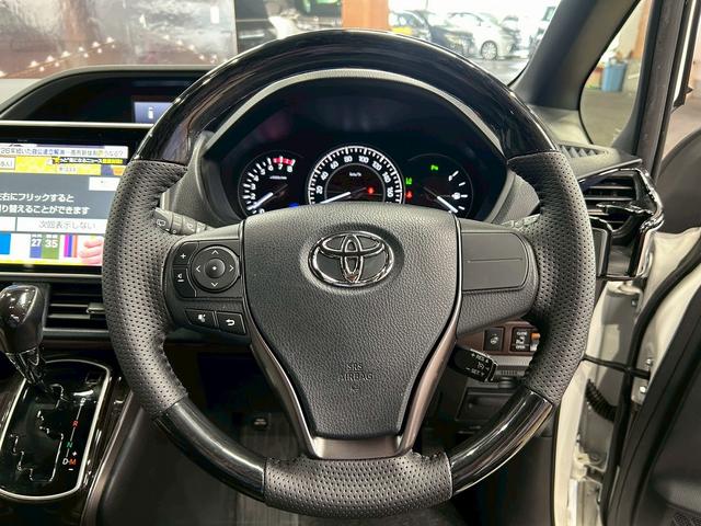 エスクァイア Ｇｉ　プレミアムパッケージ　トヨタセーフティセンス（禁煙車）（後期型）（黒半革シート）（純正フリップダウン）（両側パワースライド）（純正ＳＤナビ）（コーナーセンサー）（シートヒーター）（ビルトインＥＴＣ）（純正１５インチＡＷ）（63枚目）