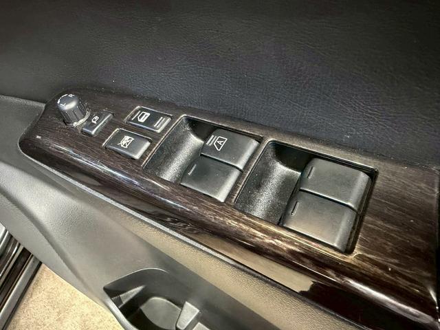 エルグランド ２５０ハイウェイスターアーバンクロム　（禁煙車）（両側パワースライド）（フリップダウンモニター）（メーカーＨＤＤナビ）（アラウンドビューモニター）（ハーフレザー）（ビルトインＥＴＣ）（ＨＩＤヘッド）（オットマン）（純正１８インチＡＷ）（55枚目）