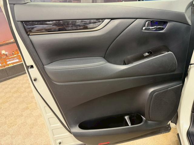 ヴェルファイア ２．５Ｚ　Ａエディション　トヨタセーフティ（禁煙車）（後期型）（モデリスタフルエアロ）（サンルーフ）（両側電動スライドドア）（デジタルインナーミラー）（純正ナビ（レーダークルーズ）（オットマン）（ＥＴＣ）（社外１９インチＡＷ）（34枚目）