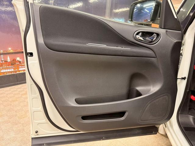 セレナ ライダーブラックラインＳ－ＨＶアドバンスドセーフティ　（禁煙車）（ライダー専用スポイラー）（両側パワースライド）（純正ＳＤナビ）（アラウンドビュー）（クルコン）（ビルトインＥＴＣ）（ＬＥＤヘッド）（スマートキー＆プッシュスタート）（純正１６インチＡＷ）（29枚目）