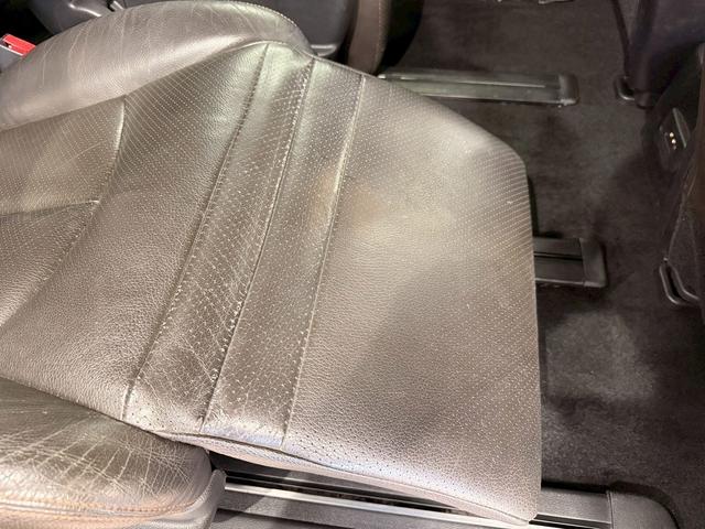 エルグランド ３５０ハイウェイスタープレミアム　（禁煙車）（黒本革シート）（両側パワースライド）（フリップダウンモニター）（アラウンドビューモニター）（純正ＨＤＤナビ）（ビルトインＥＴＣ）（パワーシート）（シートヒーター）（純正１８インチＡＷ）（13枚目）