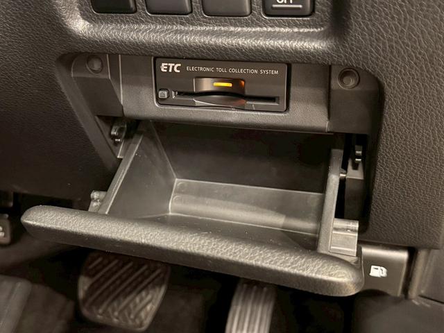 エルグランド ３５０ハイウェイスタープレミアム　（禁煙車）（黒本革シート）（両側パワースライド）（フリップダウンモニター）（アラウンドビューモニター）（純正ＨＤＤナビ）（ビルトインＥＴＣ）（パワーシート）（シートヒーター）（純正１８インチＡＷ）（51枚目）