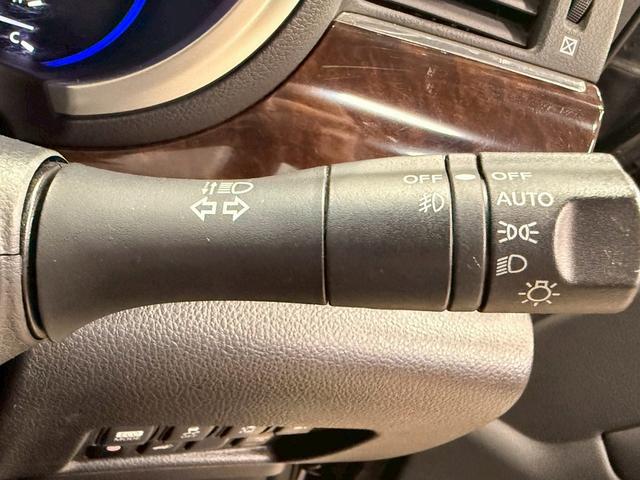 エルグランド ３５０ハイウェイスタープレミアム　（禁煙車）（黒本革シート）（両側パワースライド）（フリップダウンモニター）（アラウンドビューモニター）（純正ＨＤＤナビ）（ビルトインＥＴＣ）（パワーシート）（シートヒーター）（純正１８インチＡＷ）（55枚目）