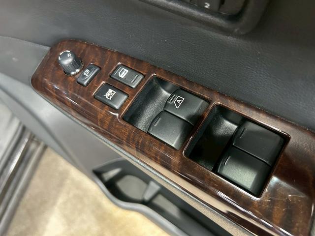 エルグランド ３５０ハイウェイスタープレミアム　（ワンオーナー）（黒本革シート）（両側パワスラ）（純正フリップダウンモニター）（純正ＨＤＤナビ）（アラウンドビュー）（パワーシート）（シートメモリー）（シートヒーター）（ＥＴＣ）（純正１８インチＡＷ）（49枚目）