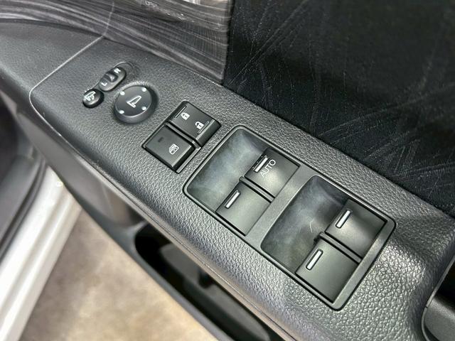 オデッセイ アブソルート　（禁煙車）（黒本革シート）（両側パワスラ）（フリップダウンモニター）（カロッツェリアＳＤナビ）（バックカメラ）（クルーズコントロール）（ビルトインＥＴＣ）（パドルシフト）（純正１７インチＡＷ）（70枚目）