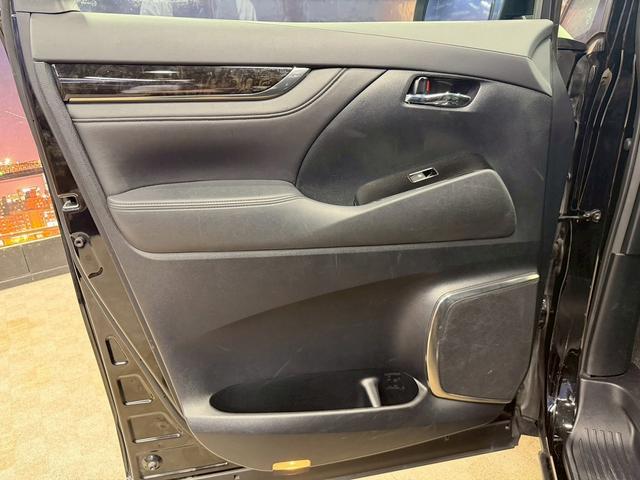 アルファード 2.5S Cパッケージ (禁煙車)(サンルーフ)(両側パワスラ)(純正フリップダウン)(純正SDナビ)(バックカメラ)(クルーズコントロール)(パワーシート)(パワーバックドア)(ビルトインETC)(純正18インチAW)(38枚目)