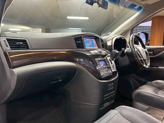 エルグランド 350ハイウェイスターアーバンクロムブラックレザー (黒本革シート)(両側パワースライド)(純正HDDナビ)(アラウンドビューモニター)(レーダークルーズ)(クリアランスソナー)(パワーバックドア)(シートメモリ)(シートヒーター)(純正18AW)(56枚目)