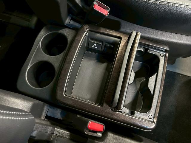 エルグランド 350ハイウェイスターアーバンクロムブラックレザー (黒本革シート)(両側パワースライド)(純正HDDナビ)(アラウンドビューモニター)(レーダークルーズ)(クリアランスソナー)(パワーバックドア)(シートメモリ)(シートヒーター)(純正18AW)(70枚目)