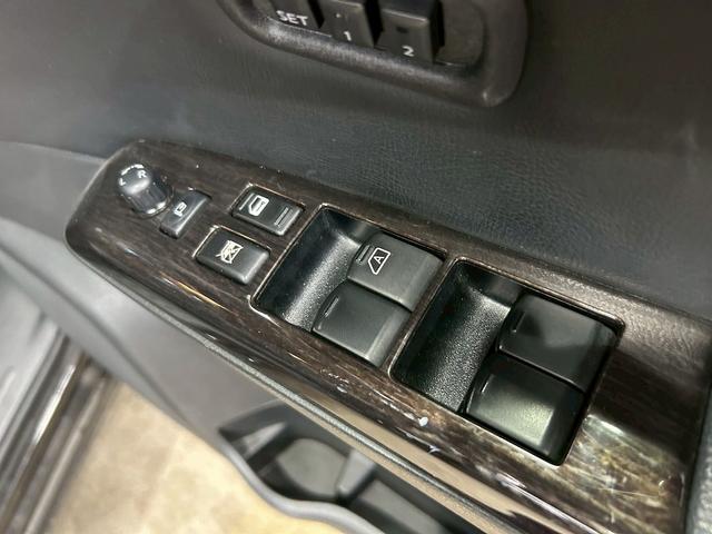 エルグランド 350ハイウェイスターアーバンクロムブラックレザー (黒本革シート)(両側パワースライド)(純正HDDナビ)(アラウンドビューモニター)(レーダークルーズ)(クリアランスソナー)(パワーバックドア)(シートメモリ)(シートヒーター)(純正18AW)(75枚目)