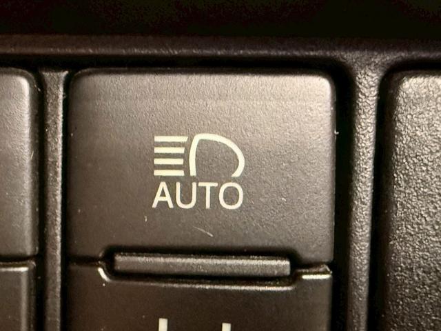 ノア Si ダブルバイビー トヨタセーフティセンス(後期型)(黒半革シート)(フリップダウンモニター)(両側パワスラ)(純正SDナビ)(クルーズコントロール)(バックカメラ)(ビルトインETC)(純正16インチAW)(10枚目)