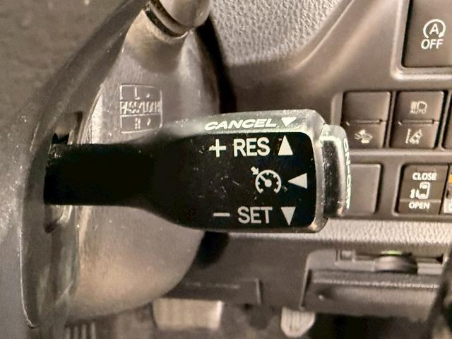 ノア Si ダブルバイビー トヨタセーフティセンス(後期型)(黒半革シート)(フリップダウンモニター)(両側パワスラ)(純正SDナビ)(クルーズコントロール)(バックカメラ)(ビルトインETC)(純正16インチAW)(12枚目)