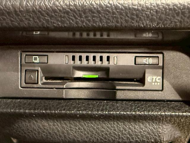 ノア Si ダブルバイビー トヨタセーフティセンス(後期型)(黒半革シート)(フリップダウンモニター)(両側パワスラ)(純正SDナビ)(クルーズコントロール)(バックカメラ)(ビルトインETC)(純正16インチAW)(14枚目)