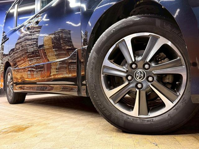 ノア Si ダブルバイビー トヨタセーフティセンス(後期型)(黒半革シート)(フリップダウンモニター)(両側パワスラ)(純正SDナビ)(クルーズコントロール)(バックカメラ)(ビルトインETC)(純正16インチAW)(17枚目)