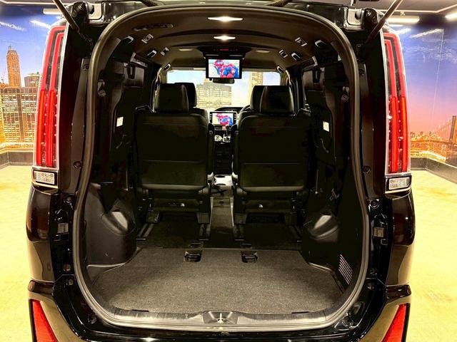 ノア Si ダブルバイビー トヨタセーフティセンス(後期型)(黒半革シート)(フリップダウンモニター)(両側パワスラ)(純正SDナビ)(クルーズコントロール)(バックカメラ)(ビルトインETC)(純正16インチAW)(19枚目)