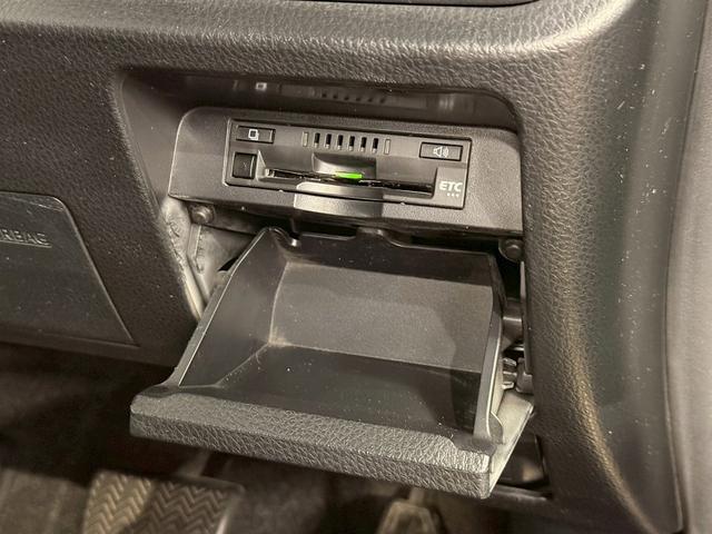 ノア Si ダブルバイビー トヨタセーフティセンス(後期型)(黒半革シート)(フリップダウンモニター)(両側パワスラ)(純正SDナビ)(クルーズコントロール)(バックカメラ)(ビルトインETC)(純正16インチAW)(41枚目)