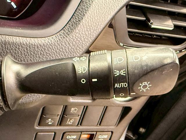 ノア Si ダブルバイビー トヨタセーフティセンス(後期型)(黒半革シート)(フリップダウンモニター)(両側パワスラ)(純正SDナビ)(クルーズコントロール)(バックカメラ)(ビルトインETC)(純正16インチAW)(43枚目)