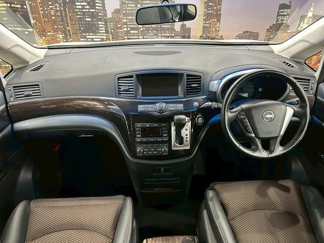 エルグランド 350ハイウェイスター (禁煙車)(黒半革シート)(後席モニター)(8人乗り)(BOSE)(両側パワースライドドア)(純正ナビ)(全周囲モニター)(ビルトインETC)(オットマン)(HIDヘッドライト)(純正18インチAW)(5枚目)