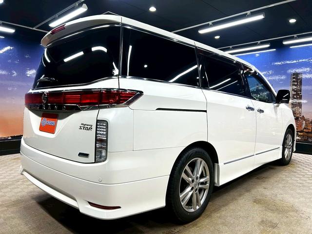 エルグランド 350ハイウェイスター (禁煙車)(黒半革シート)(後席モニター)(8人乗り)(BOSE)(両側パワースライドドア)(純正ナビ)(全周囲モニター)(ビルトインETC)(オットマン)(HIDヘッドライト)(純正18インチAW)(23枚目)