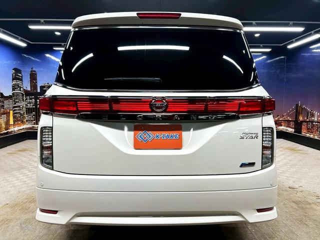 エルグランド 350ハイウェイスター (禁煙車)(黒半革シート)(後席モニター)(8人乗り)(BOSE)(両側パワースライドドア)(純正ナビ)(全周囲モニター)(ビルトインETC)(オットマン)(HIDヘッドライト)(純正18インチAW)(24枚目)